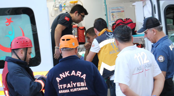 Otomobil yön levhalarını devirdi: 1’i ağır, 3 yaralı