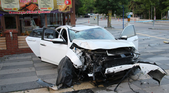 Otomobil yön levhalarını devirdi: 1’i ağır, 3 yaralı