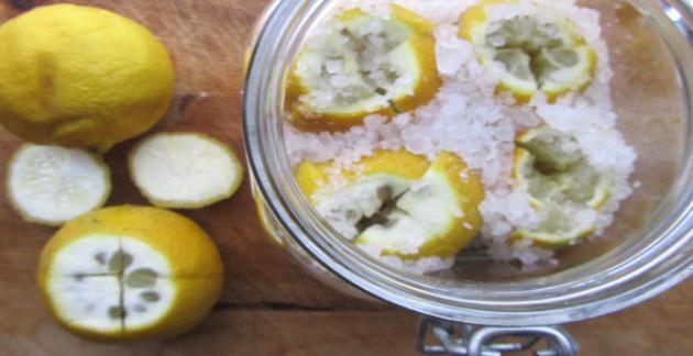 Limonu 4'e kesip içine tuzu doldurunca...