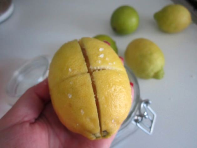 Limonu 4'e kesip içine tuzu doldurunca...