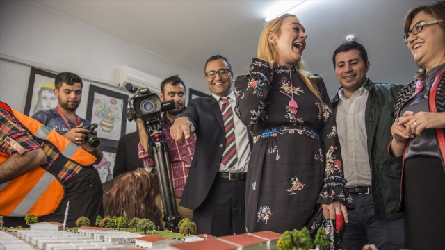 Lindsay Lohan başörtü örtüp sığınmacıları ziyaret etti