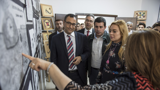 Lindsay Lohan başörtü örtüp sığınmacıları ziyaret etti