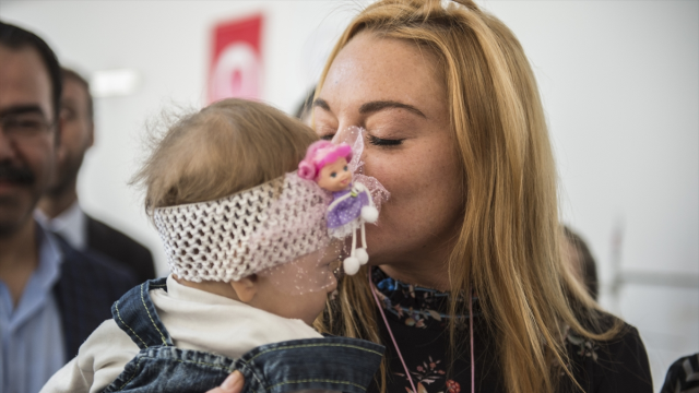 Lindsay Lohan başörtü örtüp sığınmacıları ziyaret etti