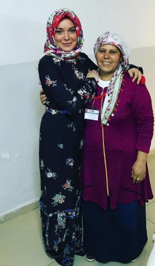 Lindsay Lohan başörtü örtüp sığınmacıları ziyaret etti