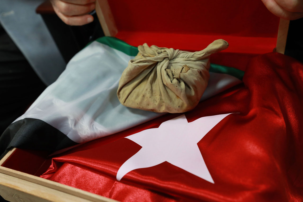 Filistinli aile, Osmanlı askerinin emanetini 106 yıl sonra teslim etti