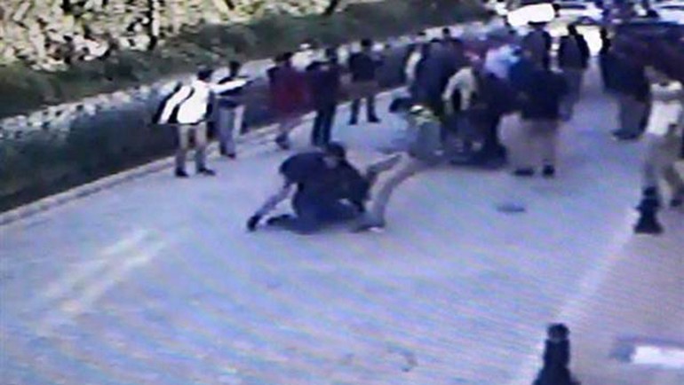 Liselilerin döner bıçaklı kavgası güvenlik kamerasında Liselilerin döner bıçaklı kavgası güvenlik kamerasında