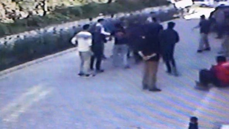 Liselilerin döner bıçaklı kavgası güvenlik kamerasında Liselilerin döner bıçaklı kavgası güvenlik kamerasında