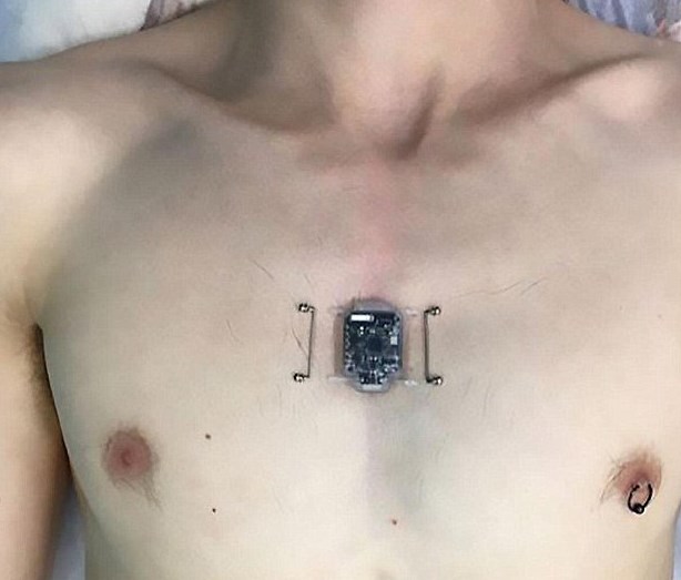 Rus teknoloji meraklısı, göğsüne pusula taktırdı