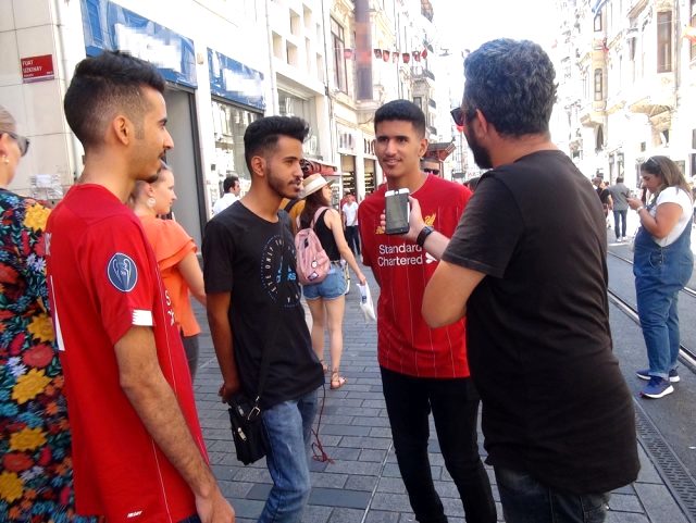 Liverpool ve Chelsea taraftarları Taksim'de gezip döner yedi