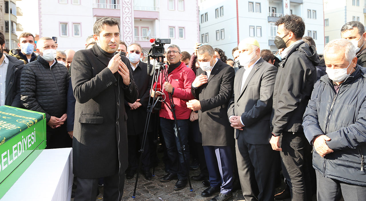 Bursa’da trafik kazasında hayatını kaybeden gönüllü gençler son yolculuğuna uğurlandı
