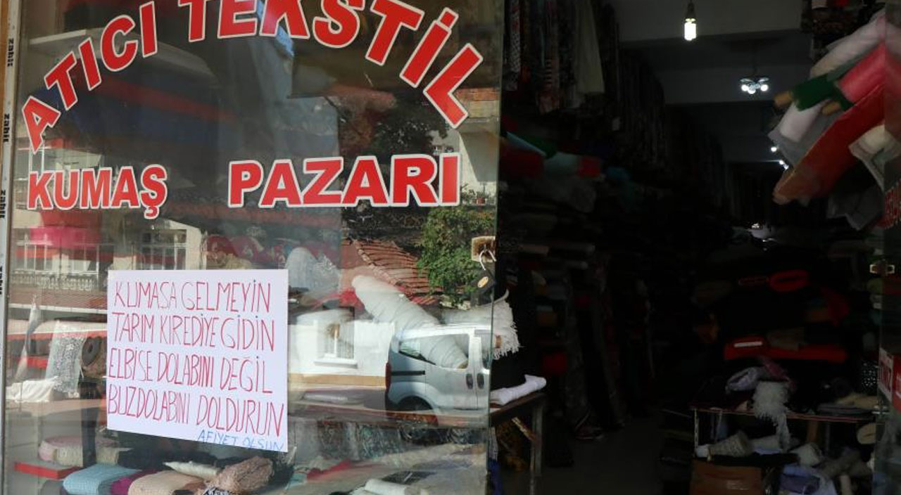 Kumaşçı esnaftan Karadeniz fıkrası gibi yazı! Dükkanın camına astı, işleri daha da arttı