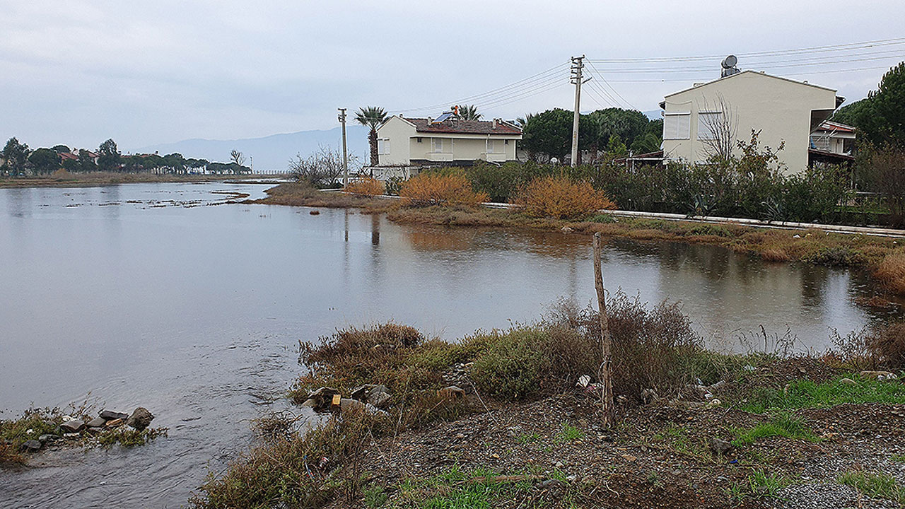 Sahil çöktü, evlerin etrafında su birikintileri oluştu: Balıkesir’i sağanak ve lodos vurdu