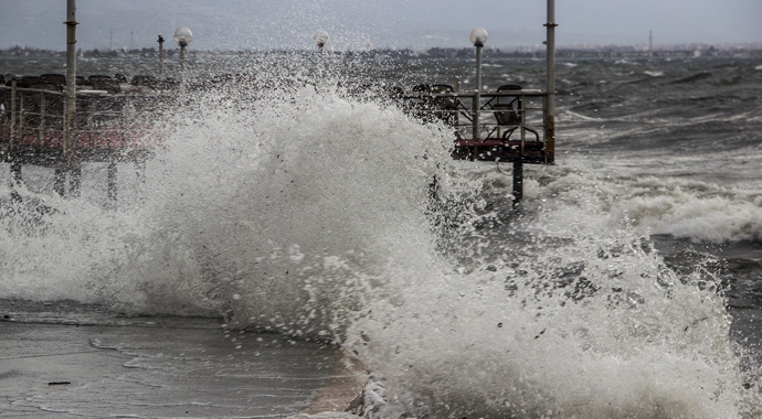 Kuzey Ege’de lodos hayatı felç etti