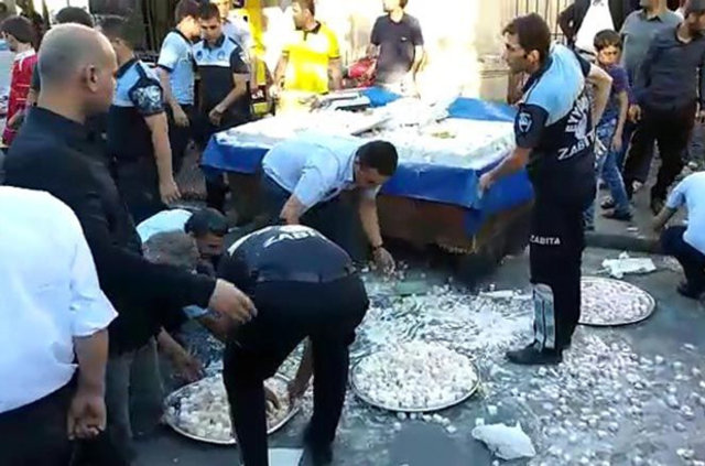 Seyyar satıcı bir tepsi lokumu zabıtaya fırlattı