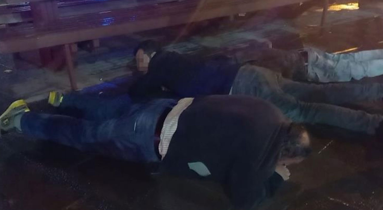 Tacize uğrayan kadına yardım etmek isteyen adam canından oluyordu