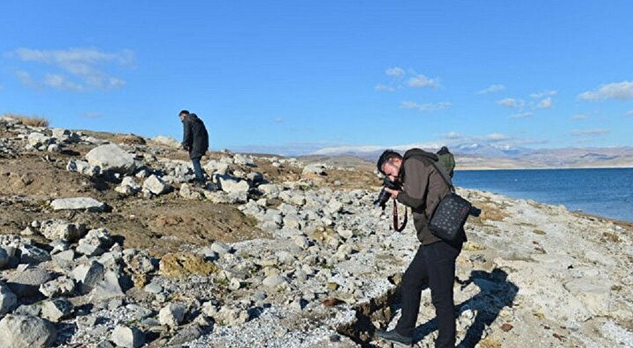 Keban Barajı Gölü’nde suların çekilmesiyle tarihi höyükler ortaya çıktı Keban Barajı Gölü’nde suların çekilmesiyle tarihi höyükler ortaya çıktı