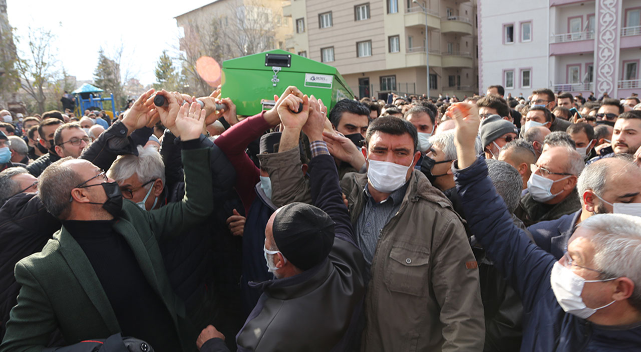 Bursa’da trafik kazasında hayatını kaybeden gönüllü gençler son yolculuğuna uğurlandı