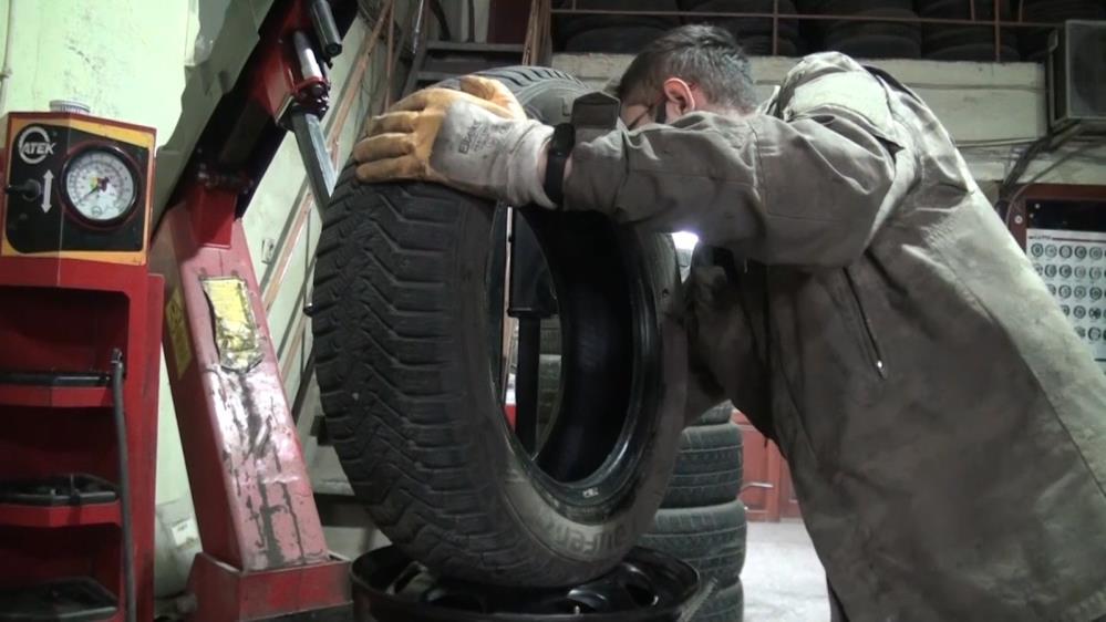 'Kar geliyor' uyarısı lastikçilere akın ettirdi