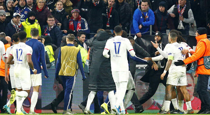 Eski Beşiktaş'lı Marcelo'ya çirkin saldırı! Lyon'lu futbolcular tribüne koştu