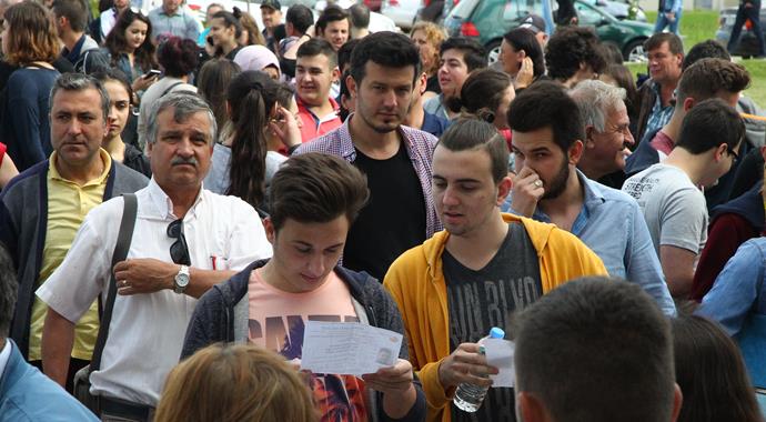 LYS'ye girecekler sabah saatlerinde okula akın etti