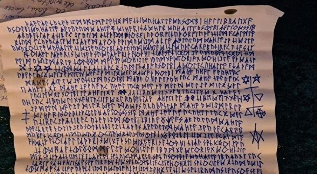 Ayasofya’da kırılan mermer bloğun içinden gizemli notlar çıktı Ayasofya’da kırılan mermer bloğun içinden gizemli notlar çıktı