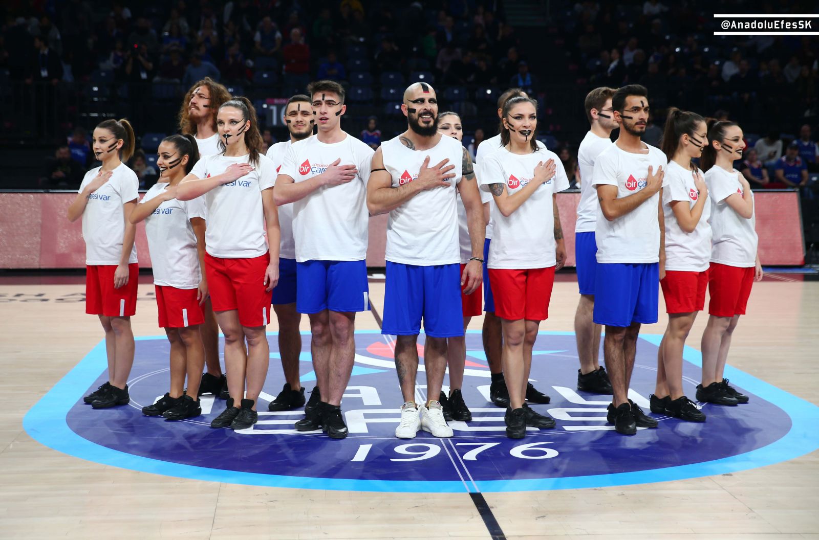 Anadolu Efes'in maçında gerçekleşen 'Kan Kanseri Mücadele Dansı' büyük alkış topladı