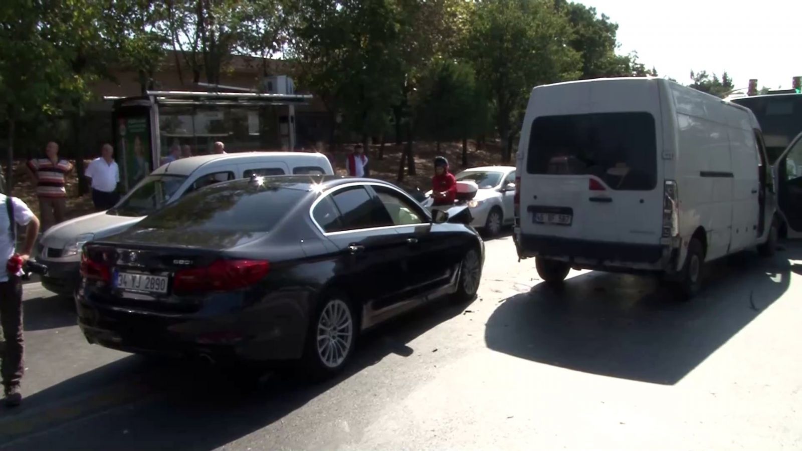 Minibüse arkadan çarpan lüks araç kullanılamaz hale geldi