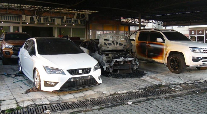 Oto galeride yangın çıktı lüks otolar alev alev yandı