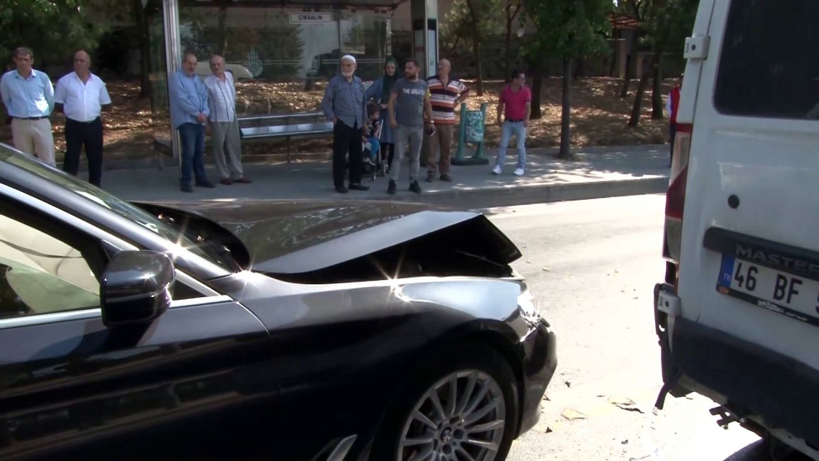 Minibüse arkadan çarpan lüks araç kullanılamaz hale geldi