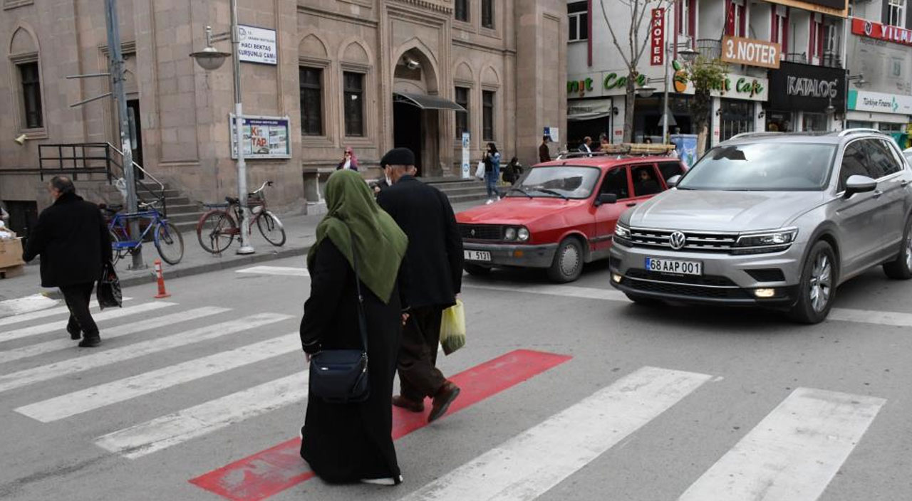 Yayalara yol vermeyen 20 sürücüye 13 bin 40 TL ceza kesildi