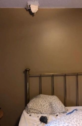 Uyurken kafasının yanına meteorit düştü!