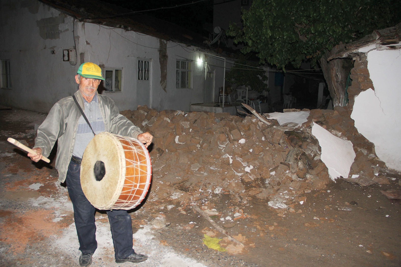 Manisa dün 66 defa sallandı, '15 gün daha sürebilir'