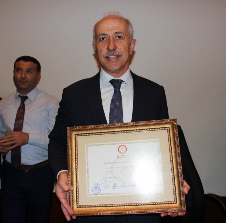 AK Parti'nin Mersin merkezde seçilen ilk belediye başkanı mazbatasını aldı