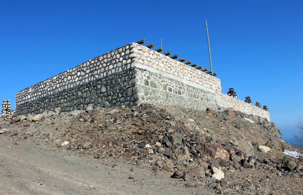 Eski komando kendine kale yaptı