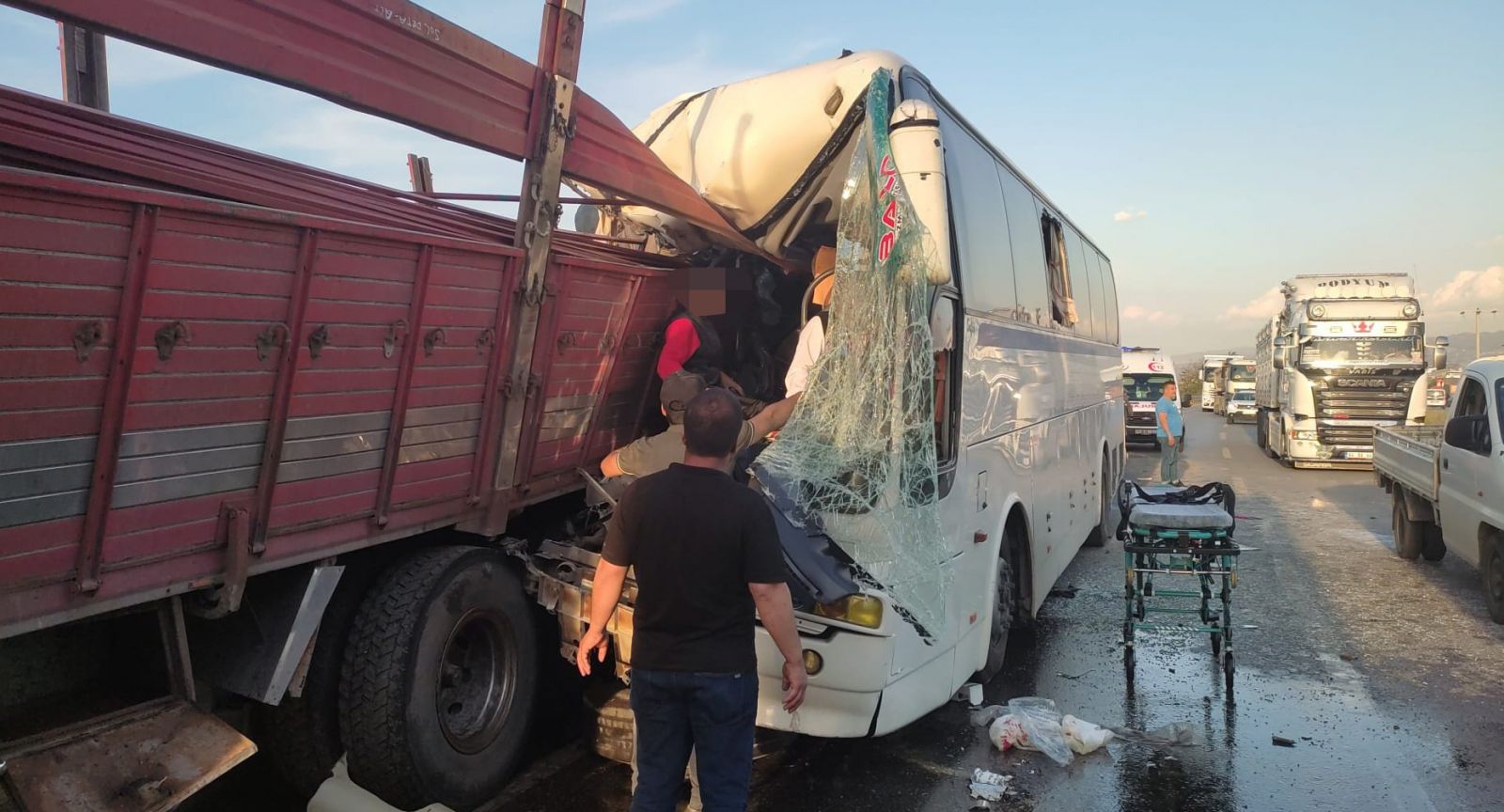 Manisa'da otobüs tıra çarptı: 1 ölü, 30 yaralı