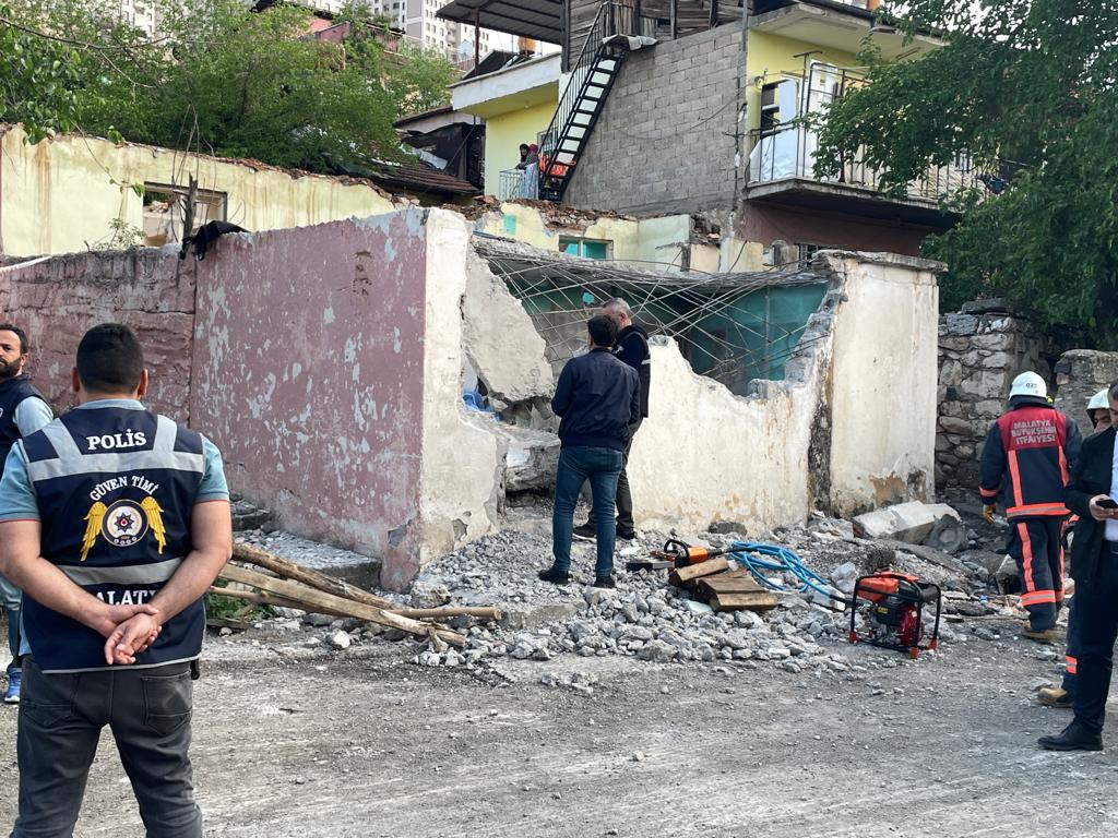 Malatya'da metruk evin duvarı çöktü, ölü ve yaralı var