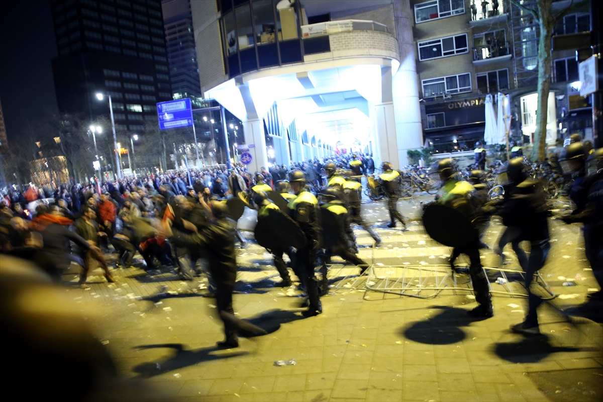 Hollanda'da Türk vatandaşlarına polis köpekli müdahale