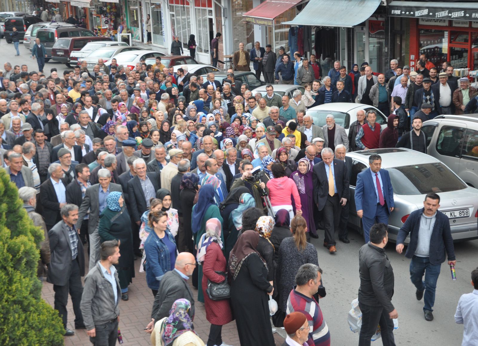 Makam kapısına 5 kilo, birim kapılarına 2’şer kiloluk ağırlık koyarak göreve başladı
