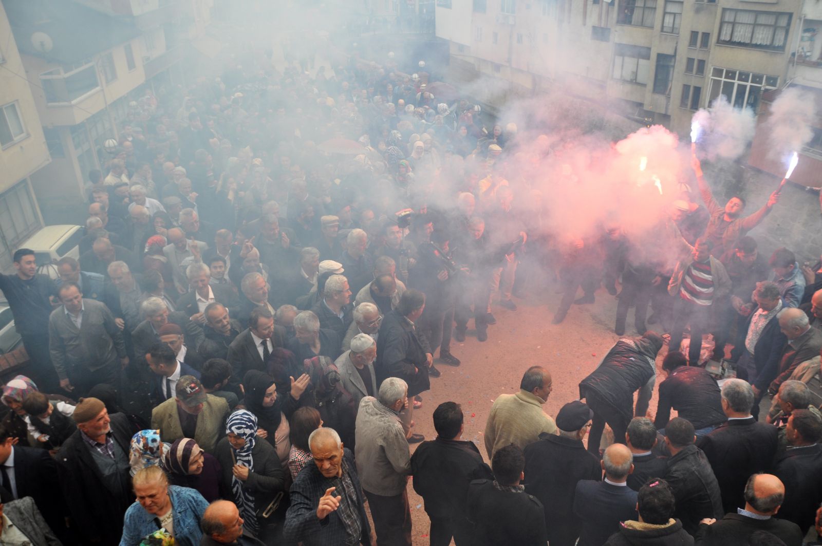 Makam kapısına 5 kilo, birim kapılarına 2’şer kiloluk ağırlık koyarak göreve başladı Makam kapısına 5 kilo, birim kapılarına 2’şer kiloluk ağırlık koyarak göreve başladı