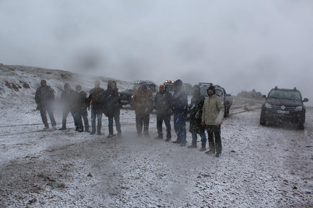Mayısta kar yağdı, araçlar mahsur kaldı