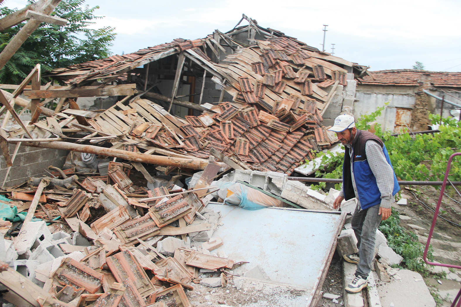 Manisa dün 66 defa sallandı, '15 gün daha sürebilir'