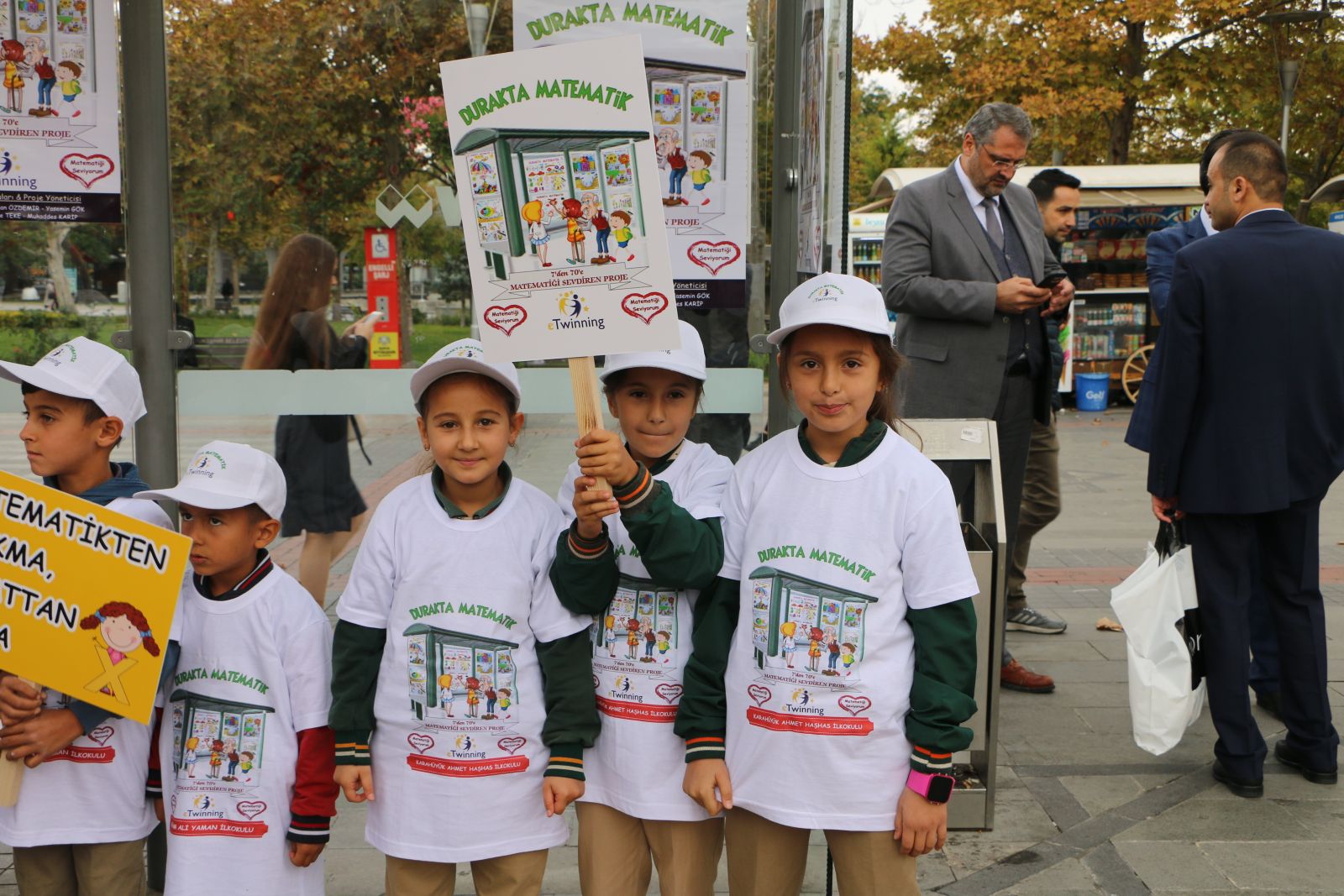 Otobüs beklerken durakta matematik öğrenilecek