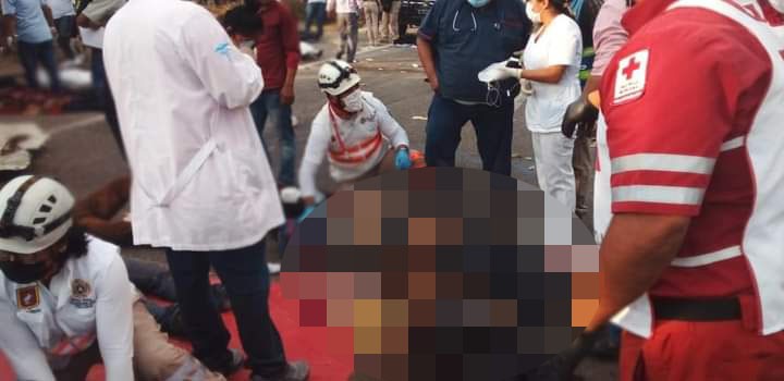 Meksika'da düzensiz göçmenleri taşıyan tırın devrilmesi sonucu 54 kişi öldü