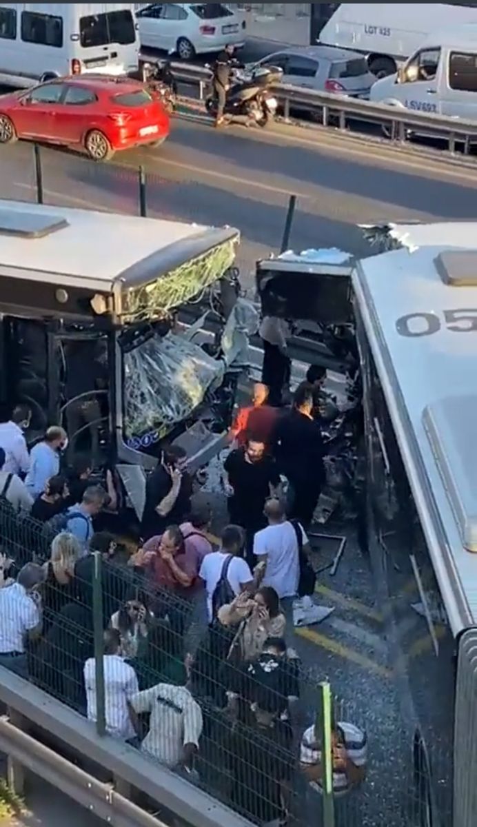 Avcılar'da 4 metrobüs çarpıştı: 99 yaralı