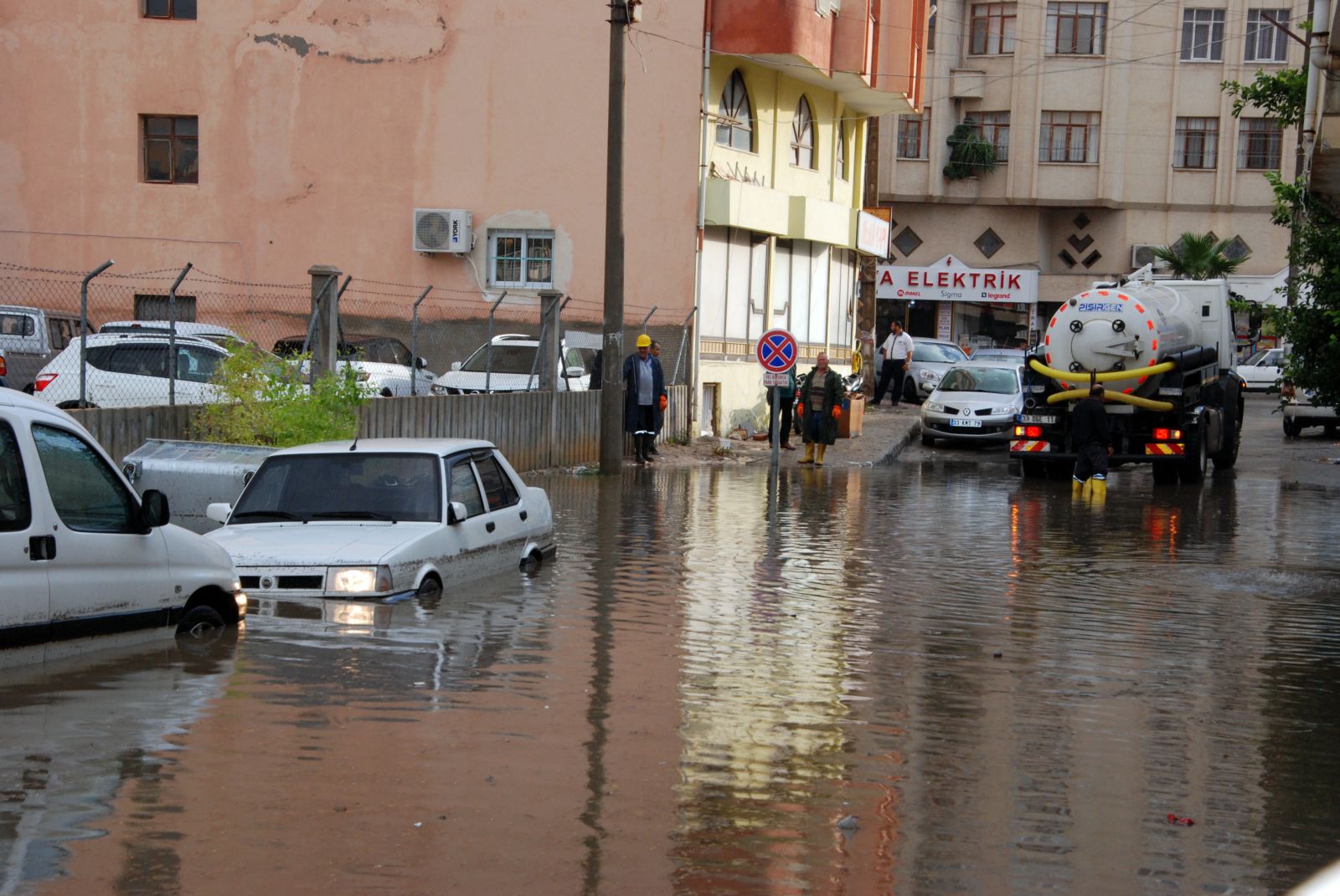 Mersin'i sel vurdu