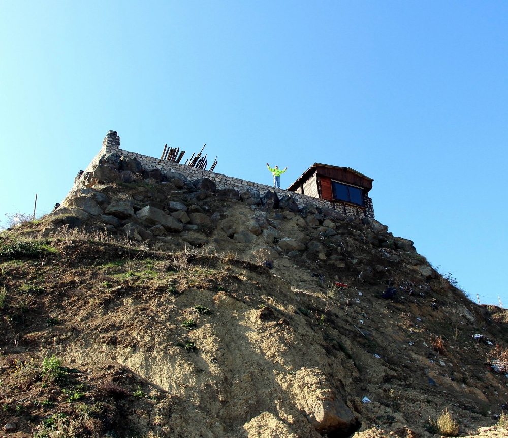 Eski komando kendine kale yaptı