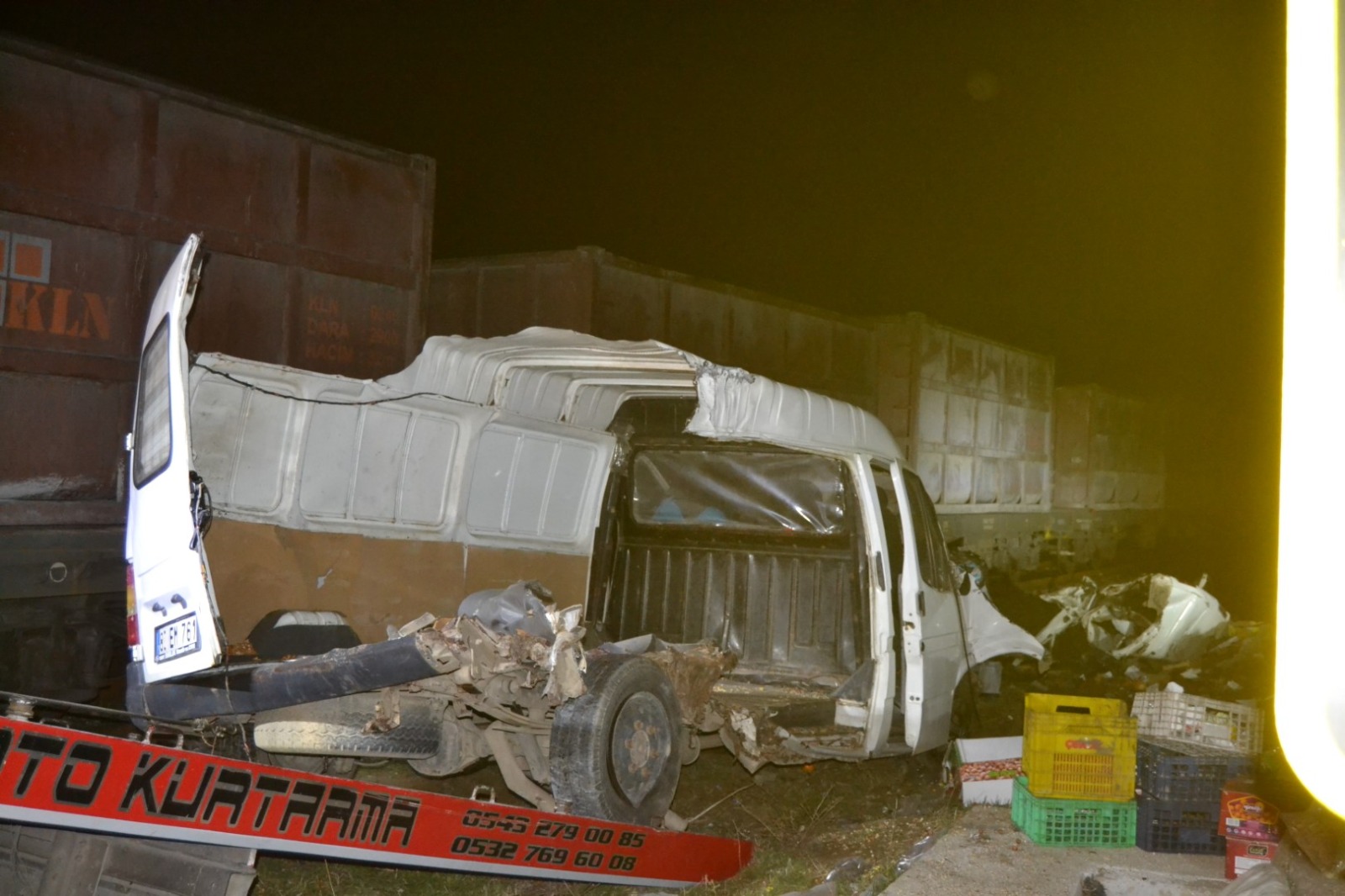 Yük treni ile çarpışan kamyonet ikiye bölündü