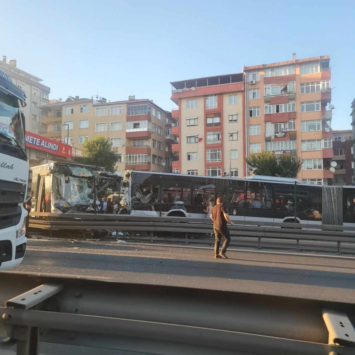Avcılar'da 4 metrobüs çarpıştı: 99 yaralı