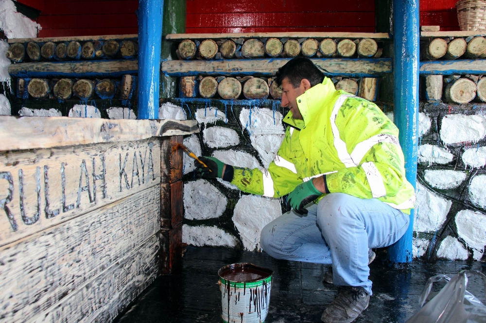 Eski komando kendine kale yaptı