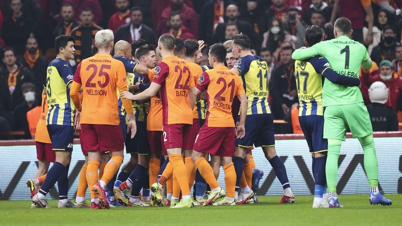 Galatasaray evinde yıkıldı: Derbinin kazananı Fenerbahçe Galatasaray evinde yıkıldı: Derbinin kazananı Fenerbahçe